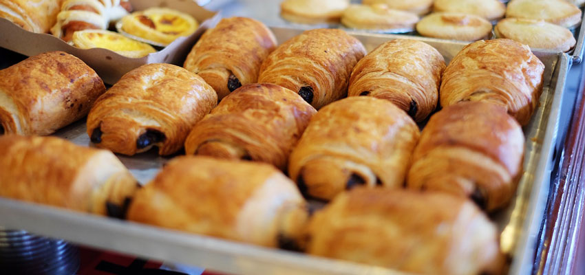 https://pixabay.com/es/photos/panes-pasteles-croissants-1867459/